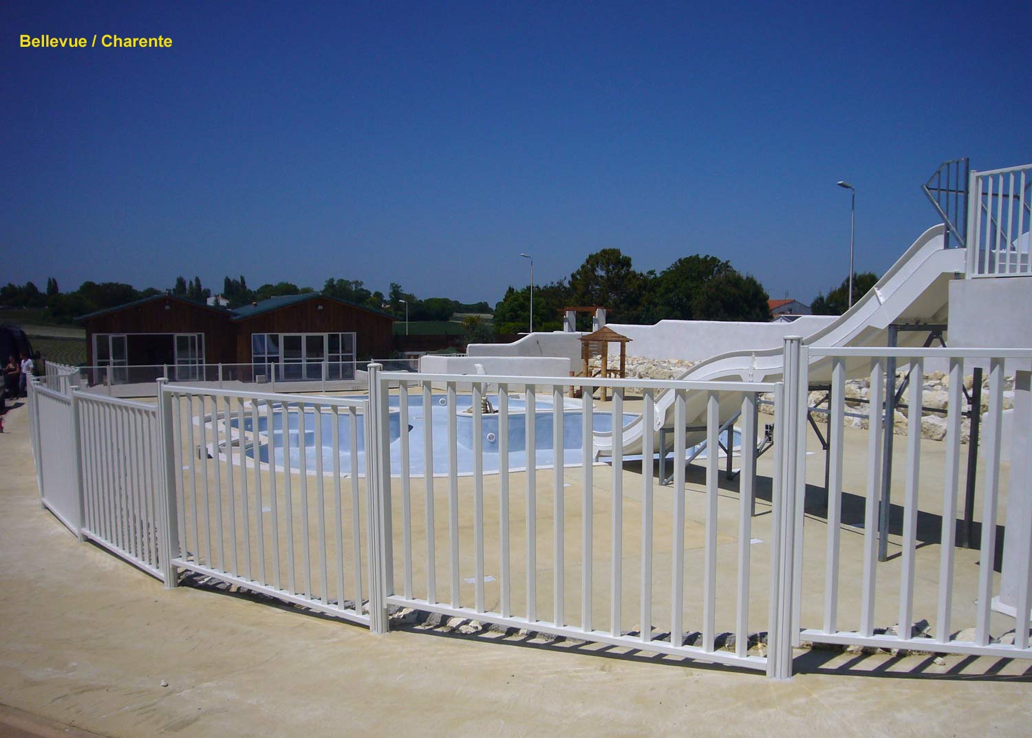 barrière de piscine en verre et barreaux dans le camping - Bellevue en Charente - clôturant un superbe équipement paysagé avec plusieurs bassins de piscine