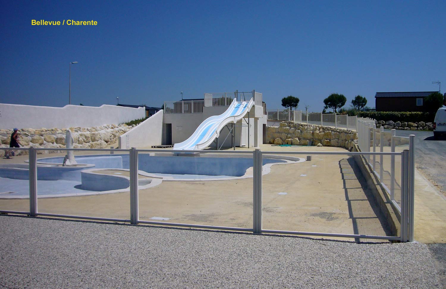 barrière de piscine en verre et barreaux dans le camping - Bellevue en Charente - clôturant un superbe équipement paysagé avec plusieurs bassins de piscine