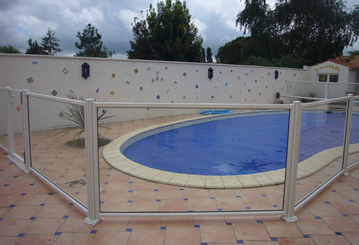 barrière de piscine en verre et barreaux dans le camping - Douce quiétude dans le Var - clôturant un superbe équipement paysagé avec plusieurs bassins de piscine