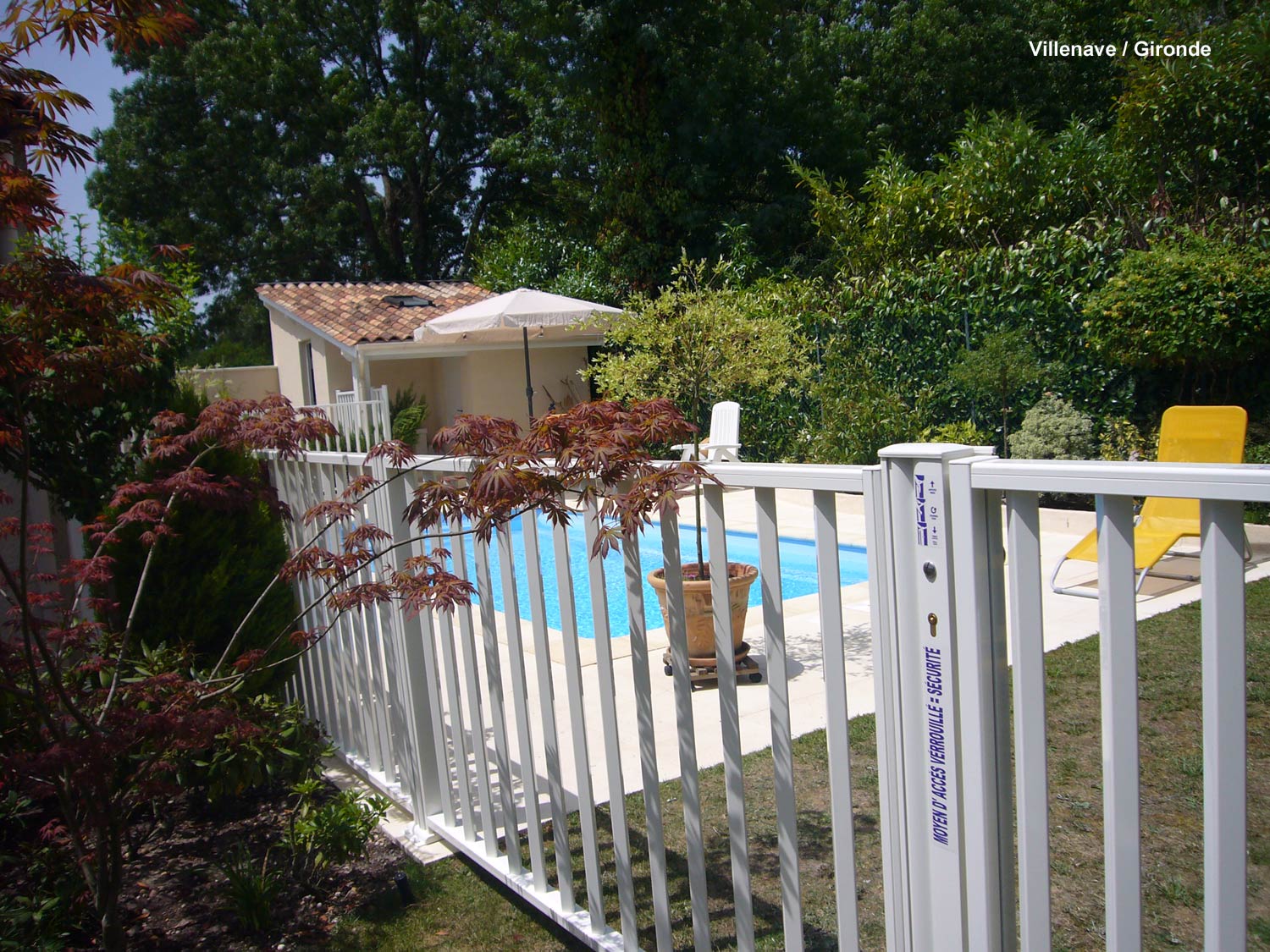 barrière de piscine en verre et barreaux à Villenave  - clôturant un superbe équipement paysagé avec plusieurs bassins de piscine
