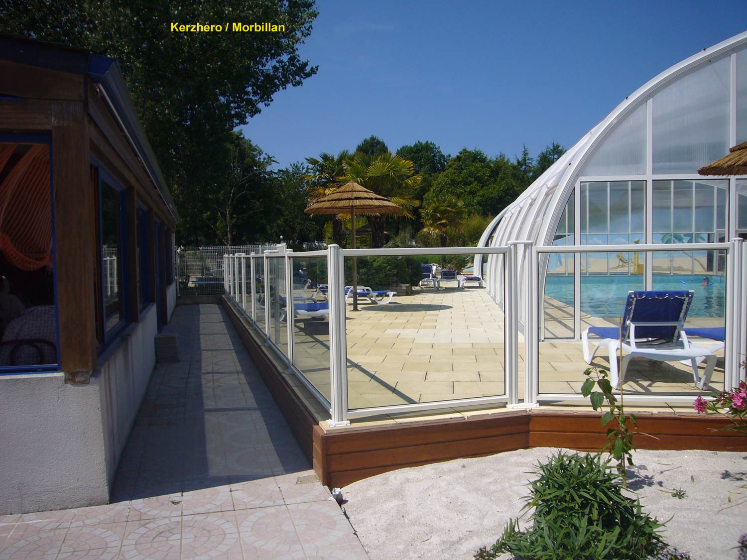 barrière de piscine en verre et barreaux camping Kerzhero - Morbillan - clôturant un superbe équipement paysagé avec plusieurs bassins de piscine
