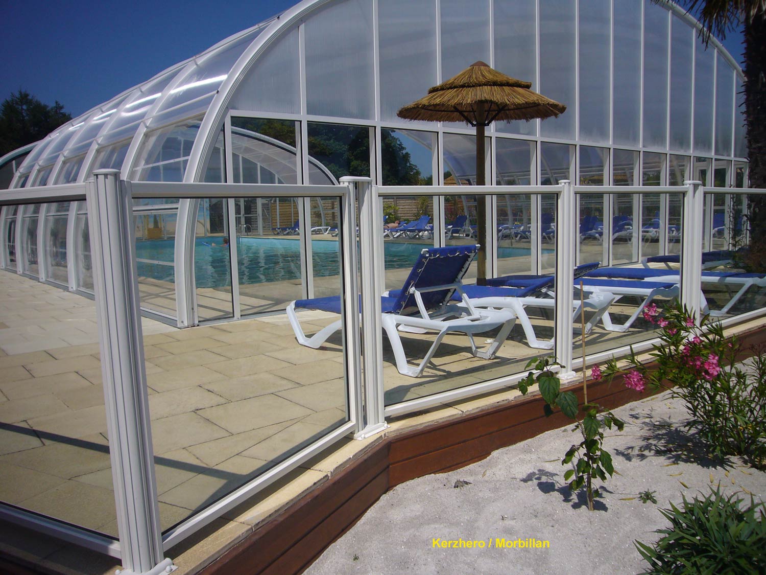 barrière de piscine en verre et barreaux camping Kerzhero - Morbillan - clôturant un superbe équipement paysagé avec plusieurs bassins de piscine