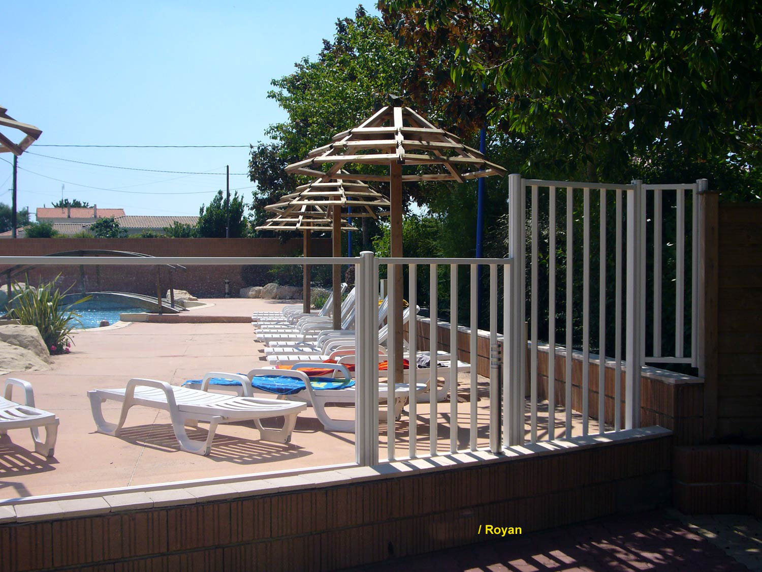 barrière de piscine en verre et barreaux camping le Royan en Charente Maritime - clôturant un superbe équipement paysagé avec plusieurs bassins de piscine