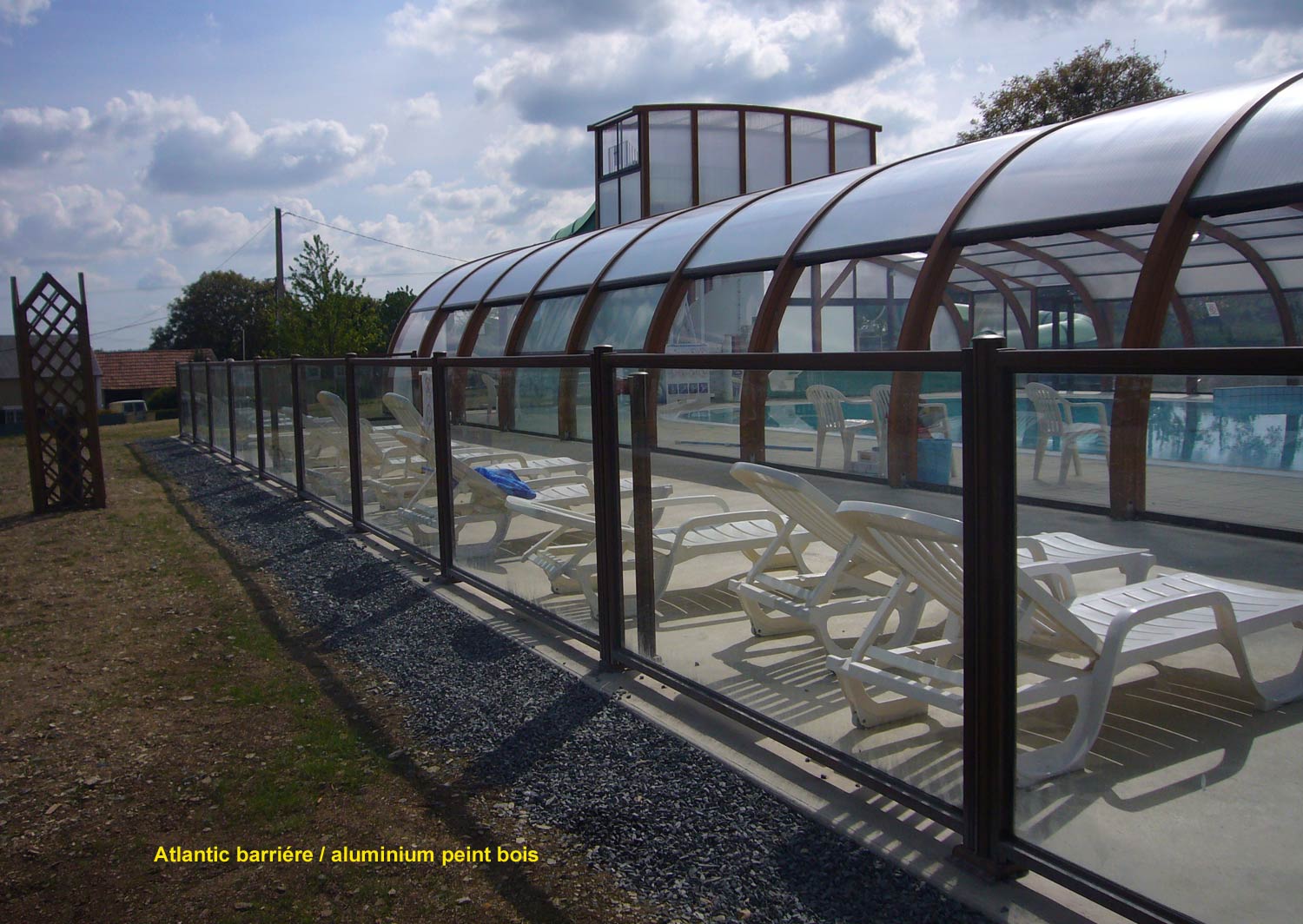 barrière de piscine en verre et barreaux camping le Litteau en Calvados - clôturant un superbe équipement paysagé avec plusieurs bassins de piscine